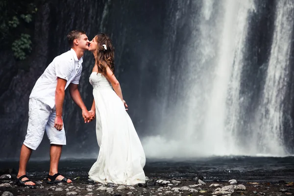 Beijando casal acaba de se casar — Fotografia de Stock