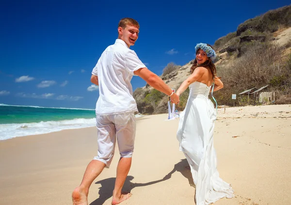 Casamento casal acaba de se casar — Fotografia de Stock