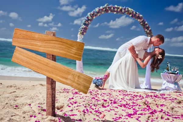 Свадебная пара на пляже — стоковое фото