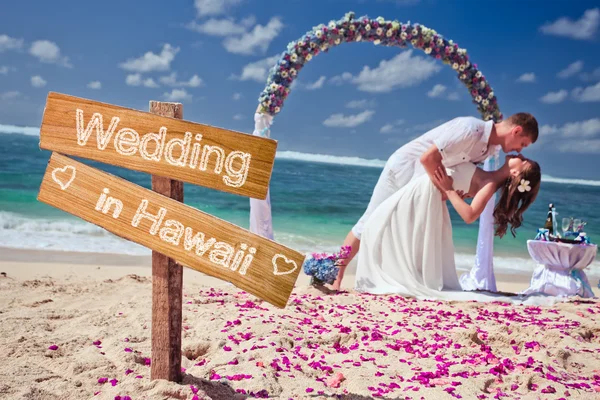 Couple de mariage à la plage — Photo