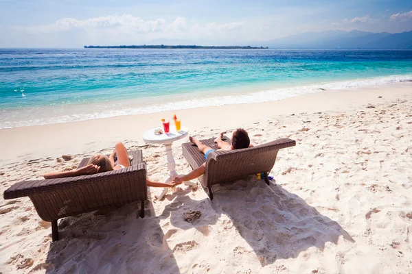 Wedding couple near the blue ocean — Stock Photo, Image