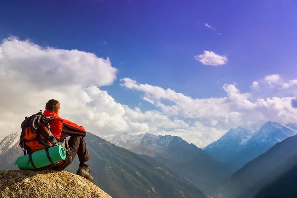 Wandelen en avontuur in mountain — Stockfoto