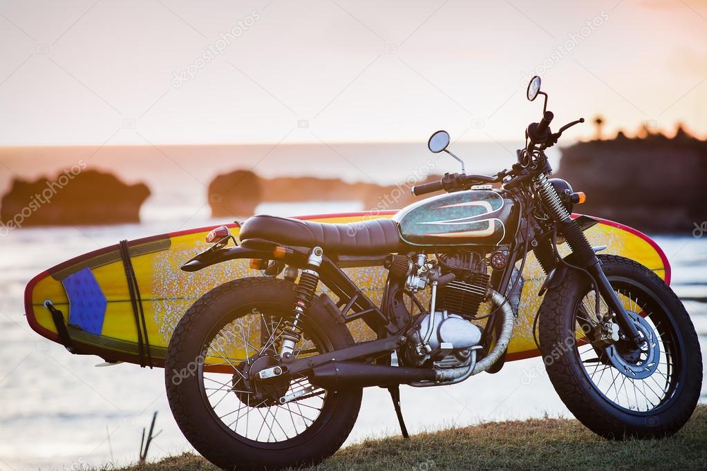 Motorcycle with surfboard at outdoors — Stock Photo © Petunyia