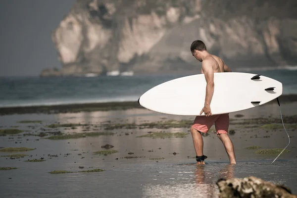 Surfeur avec planche de surf sur la plage — Photo