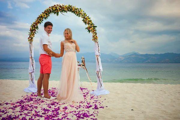 Pareja de boda acaba de casarse — Foto de Stock