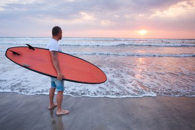Bali kıyısında yürüyüş sörfçü