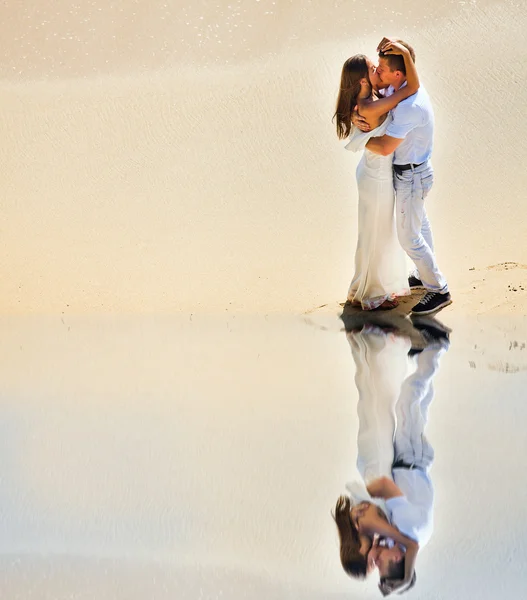 Jovem casal na praia — Fotografia de Stock