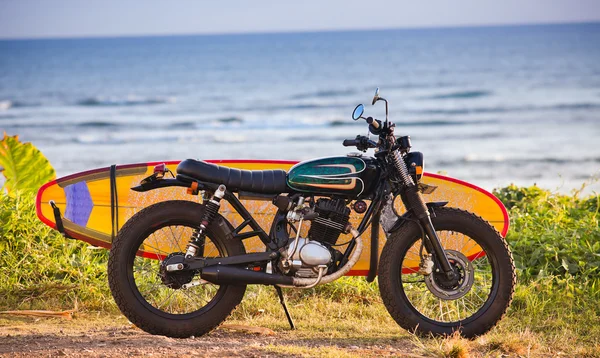 Motorcycle with surfboard at outdoors — Stock Photo, Image