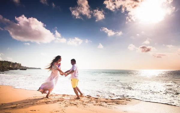 Hochzeitspaar hat gerade geheiratet — Stockfoto