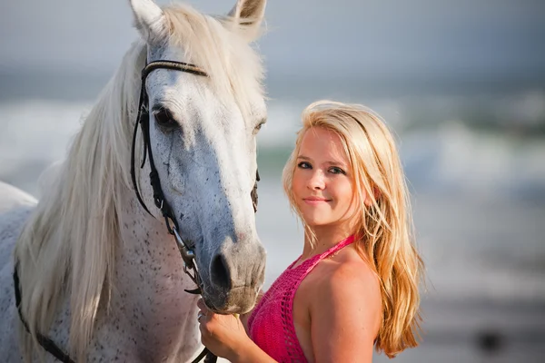 Jovem mulher perto do cavalo — Fotografia de Stock