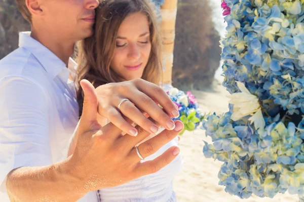 Anéis de casamento nas mãos do casal — Fotografia de Stock