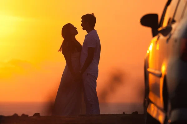 Pôr do sol fundo de casal silhueta — Fotografia de Stock