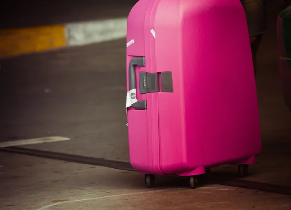 Розовый чемодан — стоковое фото