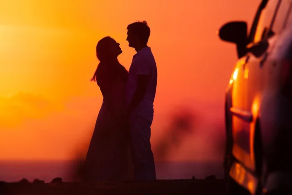 Pôr do sol fundo de casal silhueta — Fotografia de Stock