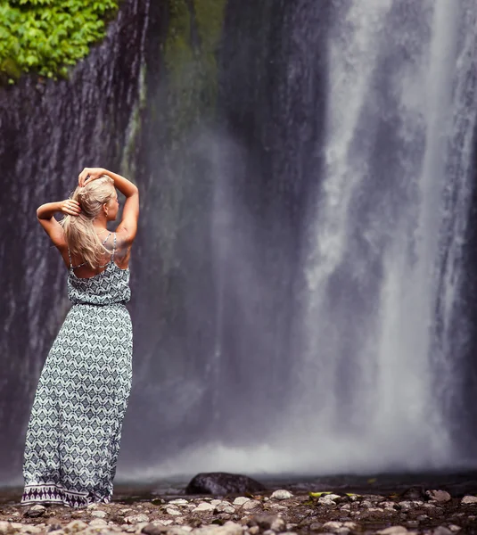 Mujer joven viajando a la cascada —  Fotos de Stock
