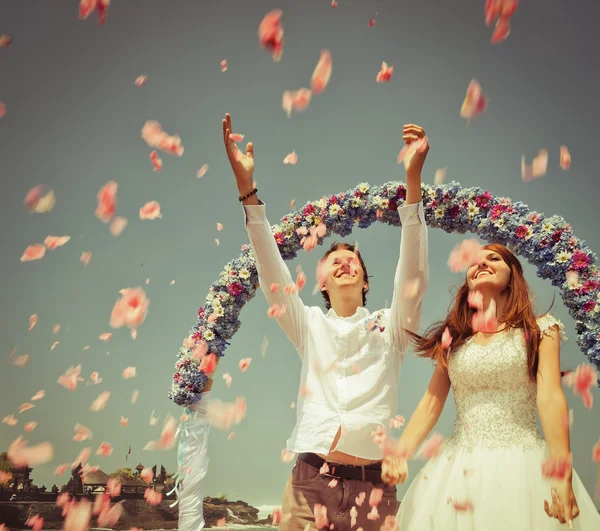 Hochzeitspaar hat gerade geheiratet — Stockfoto