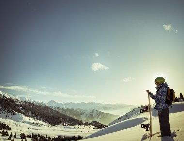 Spor kadın karlı dağlarda