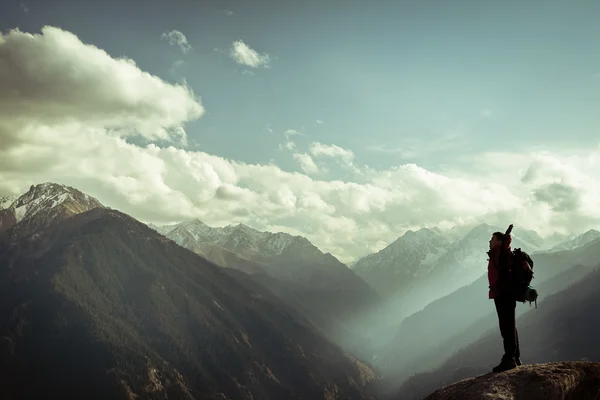 Climbing young adult at the top of summit — Stock Photo, Image