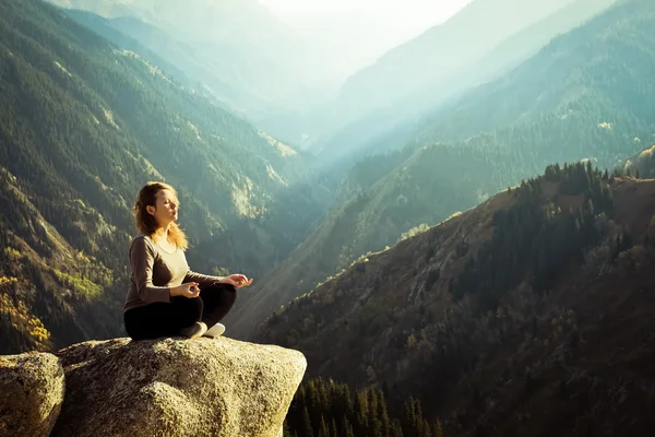 Yoga in vetta — Foto Stock