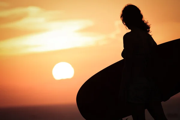 Silueta de mujer con tabla de surf —  Fotos de Stock