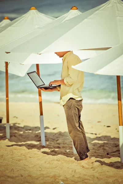 Joven trabajando remotamente — Foto de Stock