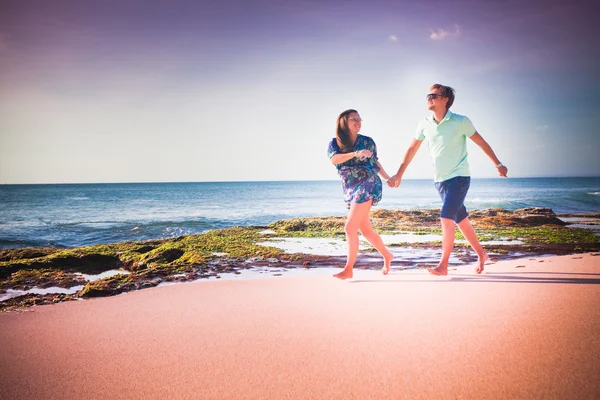 Casal correndo na praia — Fotografia de Stock