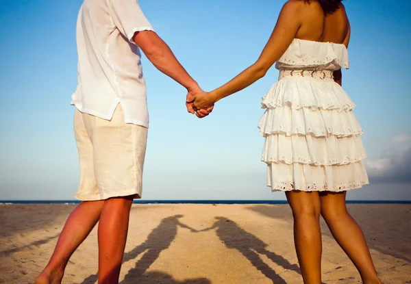 Casal na praia — Fotografia de Stock