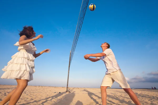 Couple jouant au volleyball — Photo