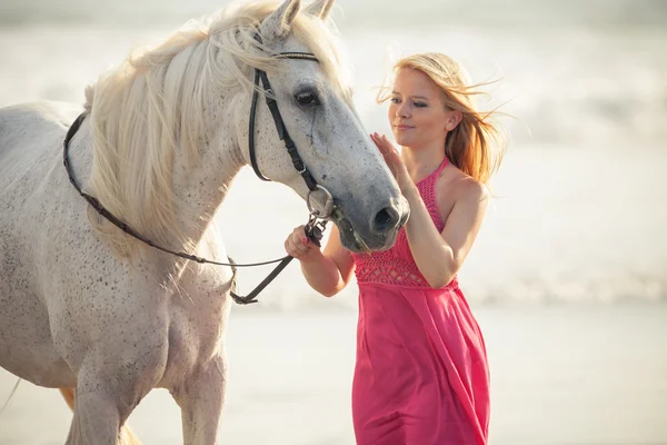 Jovem mulher perto do cavalo — Fotografia de Stock