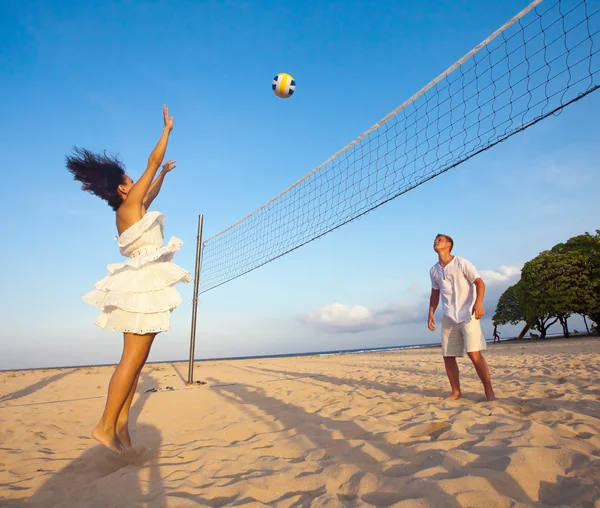 Couple jouant au volleyball — Photo