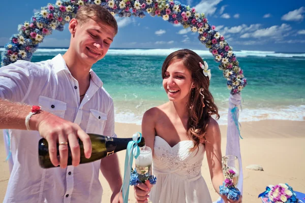 Pareja de boda acaba de casarse — Foto de Stock