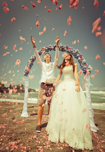 Pareja de boda acaba de casarse — Foto de Stock