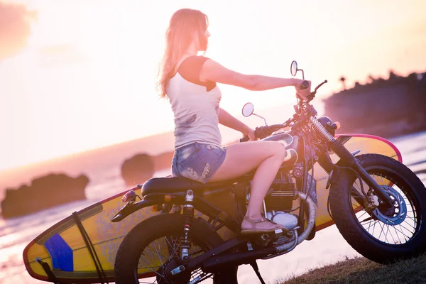 Abenteuer Frau auf dem Motorrad — Stockfoto