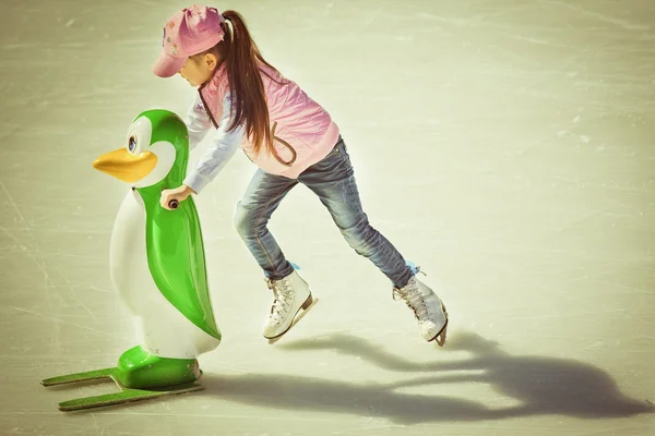 아이스 링크에서 스케이트 겨울 옷에 어린 소녀 — 스톡 사진