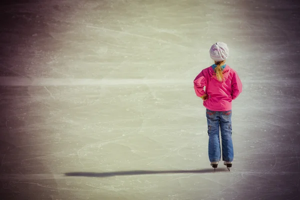 Jonge meisje op de ice rink — Stockfoto