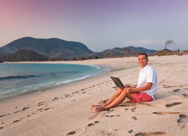 Man uses laptop remotely — Stock Photo, Image