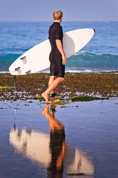 Surfer med surfebrett på stranden – stockfoto