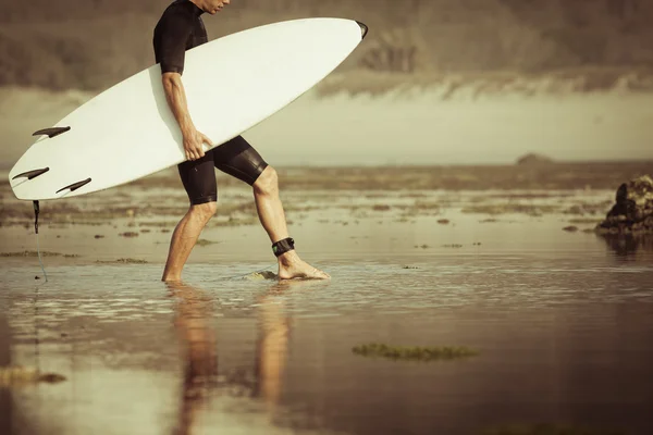 Surfing med surfebrett på kystlinje – stockfoto