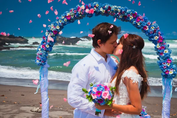 Pareja de boda acaba de casarse — Foto de Stock