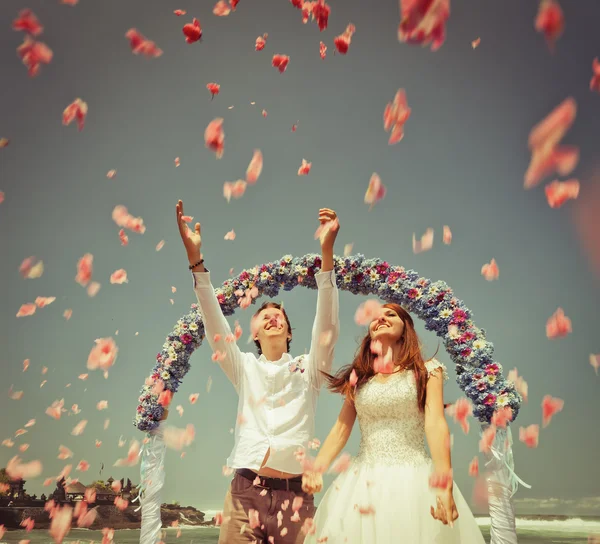 Pareja de boda acaba de casarse — Foto de Stock