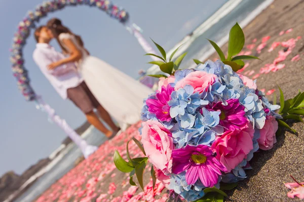 Pareja de boda acaba de casarse —  Fotos de Stock