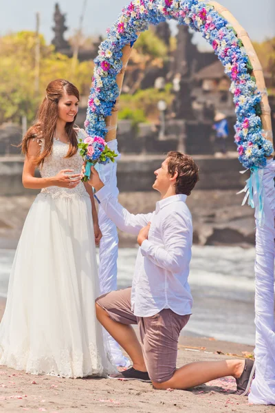 Uomo fa una proposta alla sua ragazza — Foto Stock