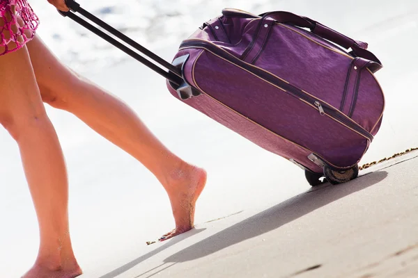 Transporte des bagages à la plage de sable fin — Photo