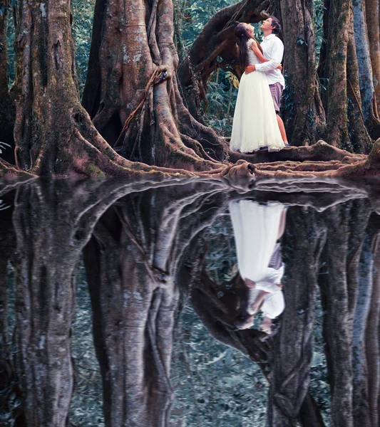 Wedding couple in forest — Stock Photo, Image