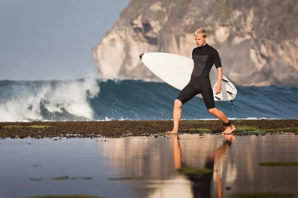 Surfeur avec planche de surf sur la plage — Photo