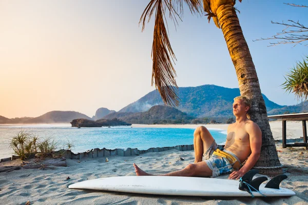 Photo of surfer near the palm — Stock Photo, Image