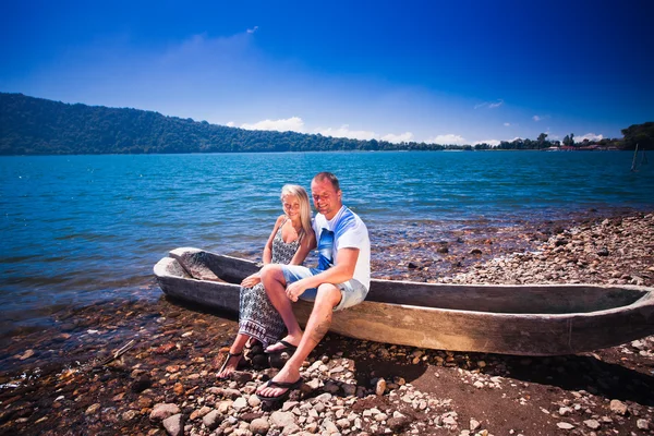 Joyeux couple près du lac — Photo