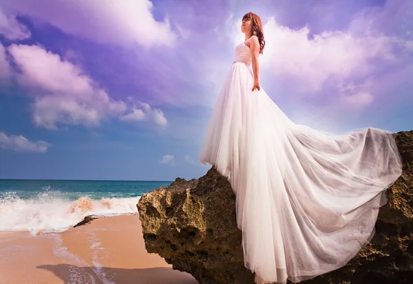 Noiva vestida de vestido de noiva — Fotografia de Stock
