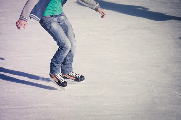 アイス スケート リンクで大人 — ストック写真