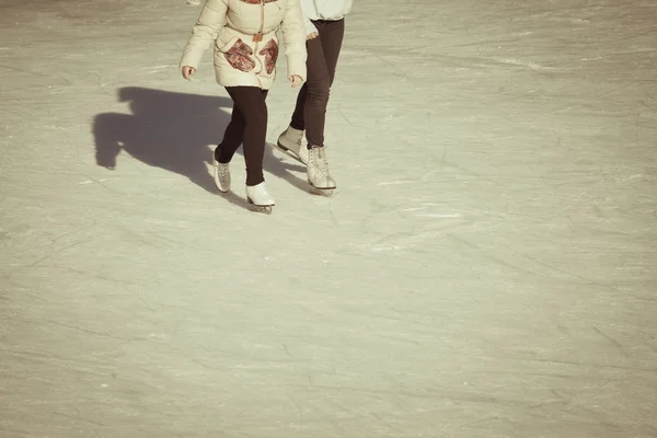 Petite fille en vêtements d'hiver patiner sur la patinoire — Photo
